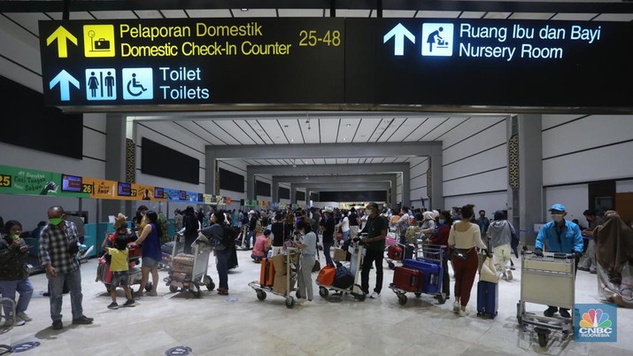 Ratusan penumpang mengantre di counter Check-in Keberangkatan Domestik Terminal 2, Bandara Soekarno-Hatta, Tangerang.