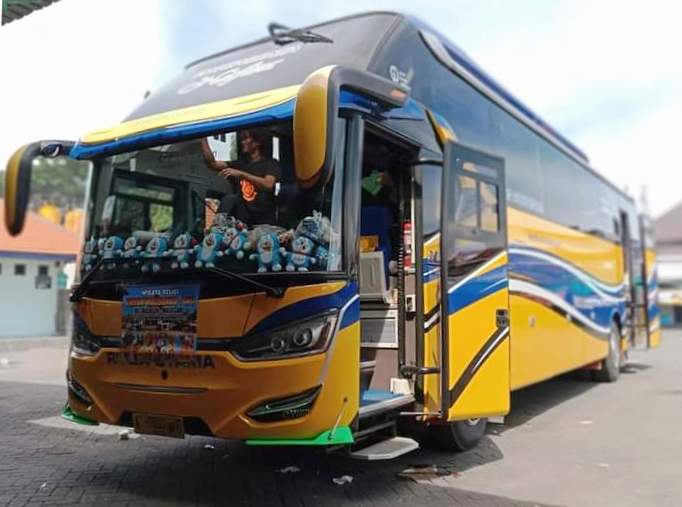 Bus pariwisata ini digunakan warga Indramayu ke Yogyakarta, Magelang, Semarang, Bandung atau Subang. (Ist.)