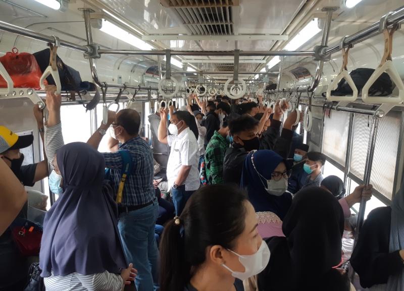 Suasana KRL yang berangkat dari arah Stasiun Cikarang menuju arah JakartaKota saat pagi menjelang siang.