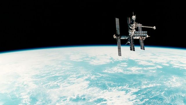 Dari stasiun luar angkasa Rusia, MIR, Sergei Krikalev memiliki keistimewaan untuk menyaksikan Bumi dari kejauhan, planet yang begitu indah sampai-sampai ia tak dapat melihat api politik yang tengah membakar negaranya. Foto: bbcindonesia.com.