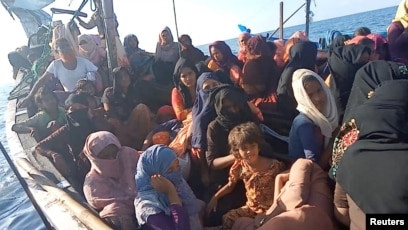 Sebuah perahu yang mengangkut para pengungsi Rohingya, termasuk di dalamnya perempuan dan anak-anak, terdampar di lepas pantai Bireun, Aceh, pada 27 Desember 2021. (Foto: Aditya Setiawan via Reuters)