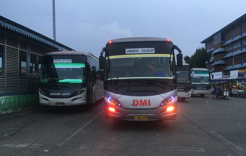 Bus DMI (Sinar Jaya Group) tujuan Cilacap, Jawa Tengah di Terminal Bekasi, Rabu (29/12/2021) sore. Foto: BeritaTrans.com.