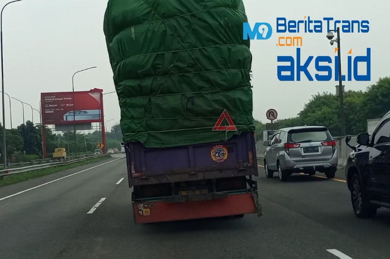 Truk ODOL terlihat miring saat melaju di Tol Cikampek arah Cirebon, Kamis (30/12/2021) siang. Foto: Awe/beritatrans.com/aksi.id