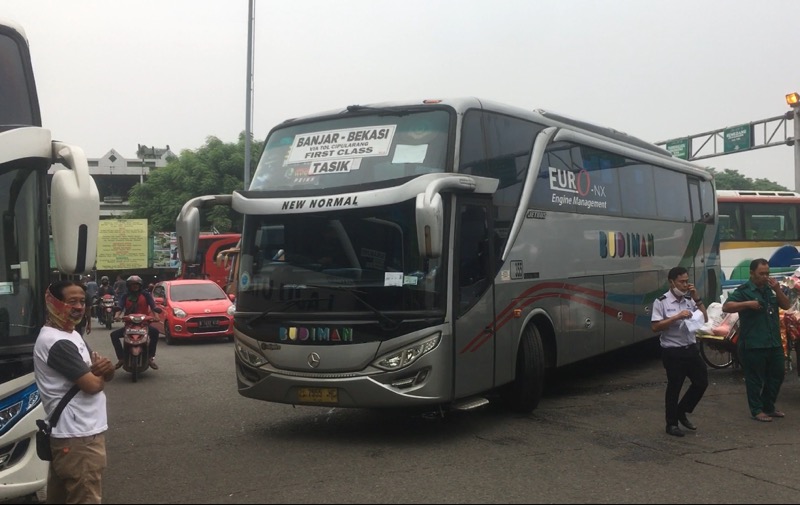 Bus Budiman rute Banjar-Bekasi di Terminal Bekasi, Kamis (30/12/2021). Foto: BeritaTrans.com.