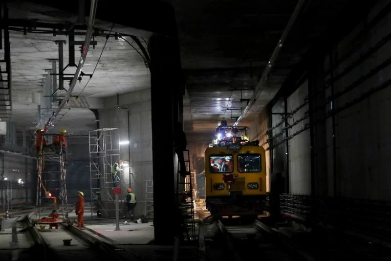 Para teknisi ikut serta dalam uji coba mesin yang beroperasi dalam keadaan dingin di sebuah bagian Shanghai Metro Line 18 di Shanghai, China timur, pada 26 April 2021. (Xinhua/Fang Zhe)