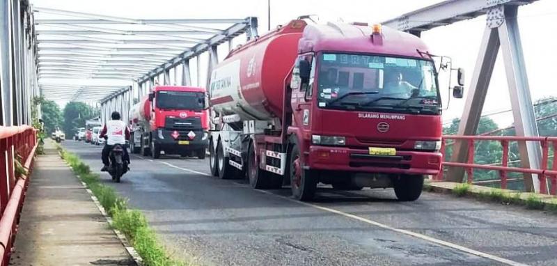 Dua truk  BBM sehabis mengisi tangki di Depot Balongan konvoi melintasi Jembatan Bangkir  hingga membuat alas jembatan bergetar. (Taryani) 