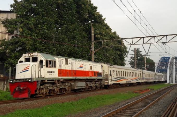 Kereta api jarak jauh di jalur Bekasi. Foto: BeritaTrans.com.