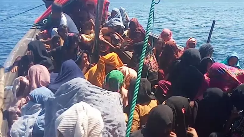 Perahu berisi puluhan pengungsi Rohingya saat ini terombang-ambing di tengah laut dengan kondisi mesin mati.(BBC/Hidayatullah)