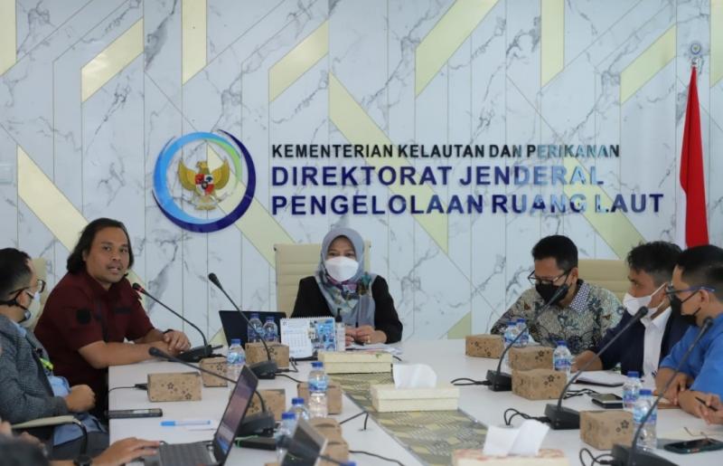 Direktorat Jenderal Pengelolaan Ruang Laut (Ditjen PRL) membahas pengelolaan sumber daya alam minyak dan gas bumi bersama Satuan Kerja Khusus Pelaksana Kegiatan Usaha Hulu Minyak dan Gas Bumi (SKK Migas) dan Kontraktor Kontrak Kerja Sama (KKKS) pada Rabu, (29/12/2021) di Jakarta. 