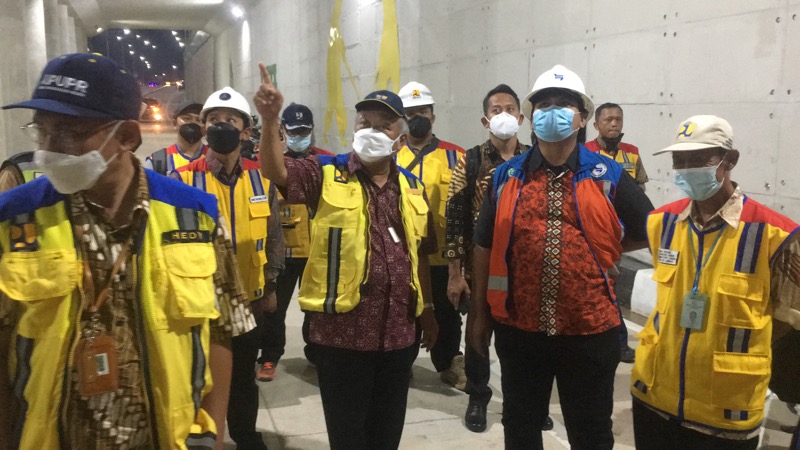 Menteri PUPR, Basuki Hadimuljono, meninjau langsung pembangunan Underpass Bulak Kapal, Bekasi, Jumat (31/12/2021) malam. Foto: BeritaTrans.com.