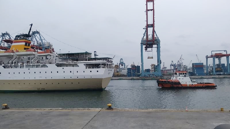 Kapal Pelni KM Dorolonda saat ditarik menuju dermaga Pelabuhan Tanjung Priok. (foto-foto:BeritaTrans.com/aksi.id/ahmad)