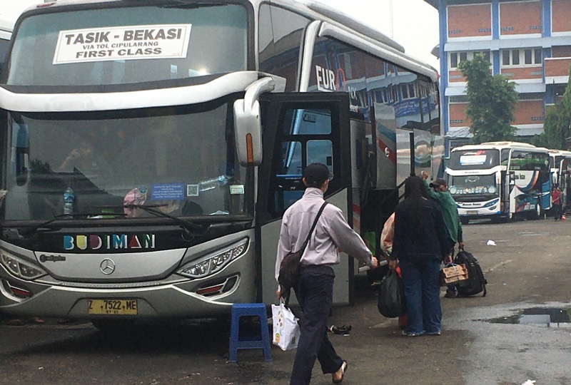 Penumpang bus Budiman di Terminal Bekasi, Jumat (31/12/2021). Foto: BeritaTrans.com.