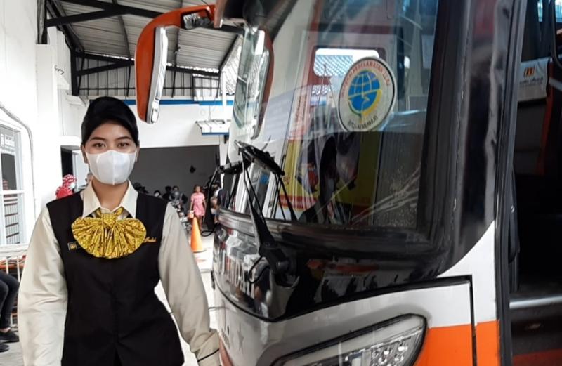 Pramugari bus Rosalia Indah tengah menjadi kru di bus kelas Super Top SHD 112 rute Jakarta-Solo-Trenggalek. 