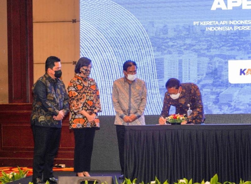 1.	Direktur Utama PT Kereta Api Indonesia Didiek Hartantyo Menandatangani Letter Of Commitment, Disaksikan Oleh Menteri Keuangan Sri Mulyani, Menteri BUMN Erick Tohir dan Menteri Agraria dan Tata Ruang Sofyan Djalil, Jakarta (30/12/2021).