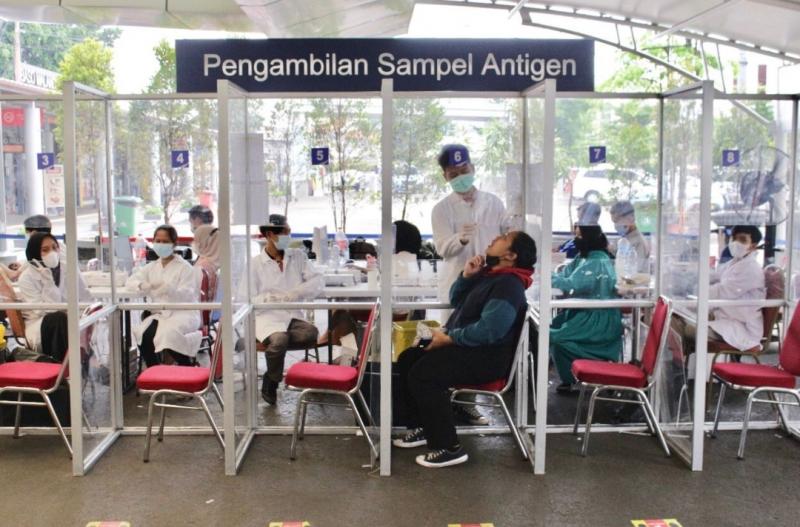 Layanan tes antigen di Stasiun Pasar Senen, Jakarta.