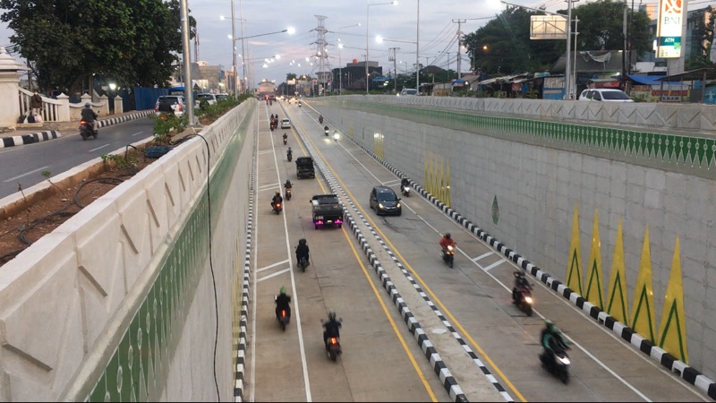Kendaraan bermotor yang melintas di Underpass Bulak Kapal, Bekasi Timur, Sabtu (1/1/2022). Foto: BeritaTrans.com.