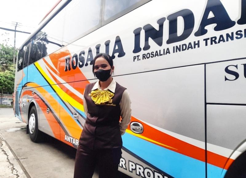 Pramugari bus Super Top Rosalia Indah, Esti saat berada di pool Bulak Kapal, Bekasi.  