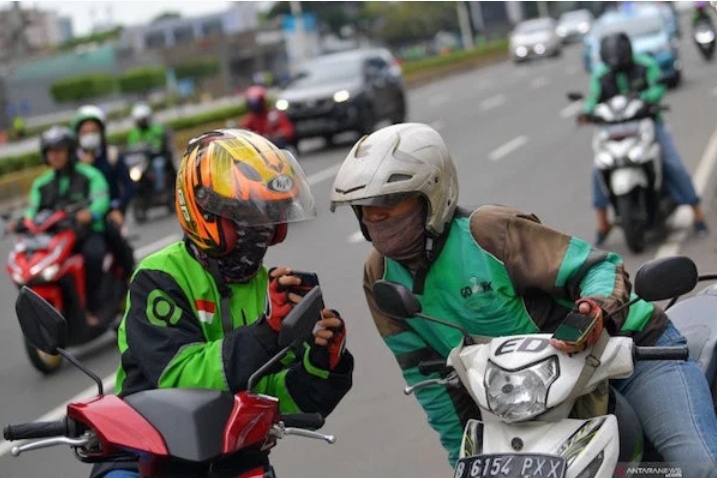 Ilustrasi pengemudi ojek online tengah berbincang di tepi Jalan. Foto: ANTARA FOTO/M Risyal Hidayat/aww  