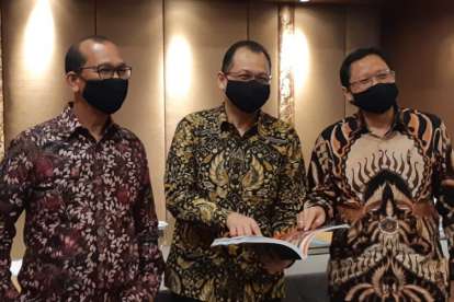 Direktur Cita Mineral Investindo Yusak Lumba Pardede (Kiri) usai public expose (foto:istimewa) 