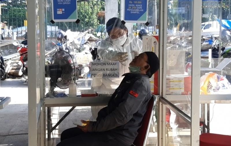 Penumpang KA Jarak Jauh memanfaatkan layanan tes Covid-19 di Stasiun Bekasi, Senin (3/1/2021).