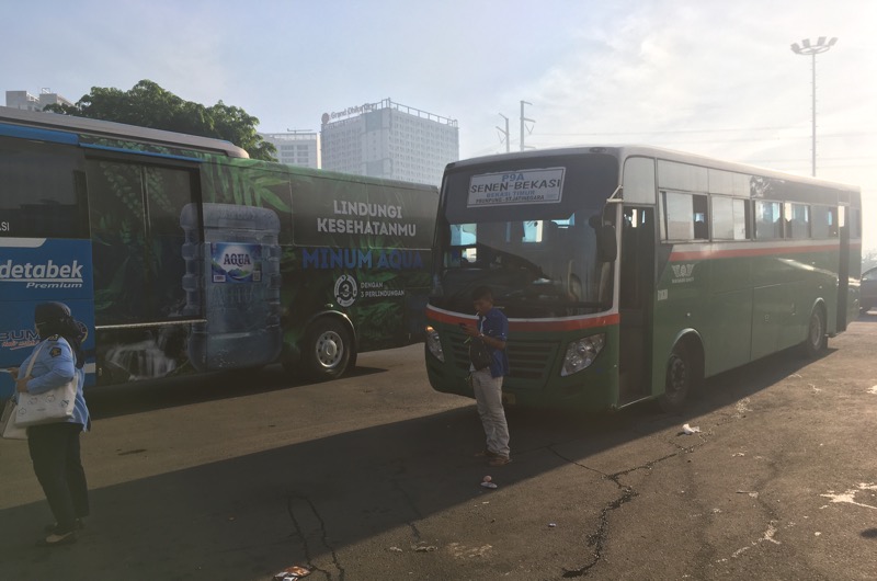 Bus Kota di sisi Jalan tepat depan Gerbang Tol Bekasi Timur, Senin (3/1/2022). Foto: BeritaTrans.com.
