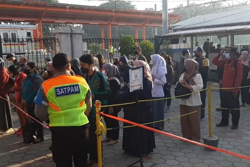 Di antrean penumpang KRL di Stasiun Bekasi terdapat beberapa pelajar dengan seragam sekolah ikut berbaris, Senin (3/1/2021)