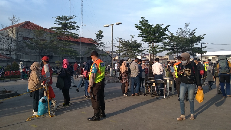 Antrean calon penumpang di Stasiun Cikarang (foto:BeritaTrans.com/ahmad) 
