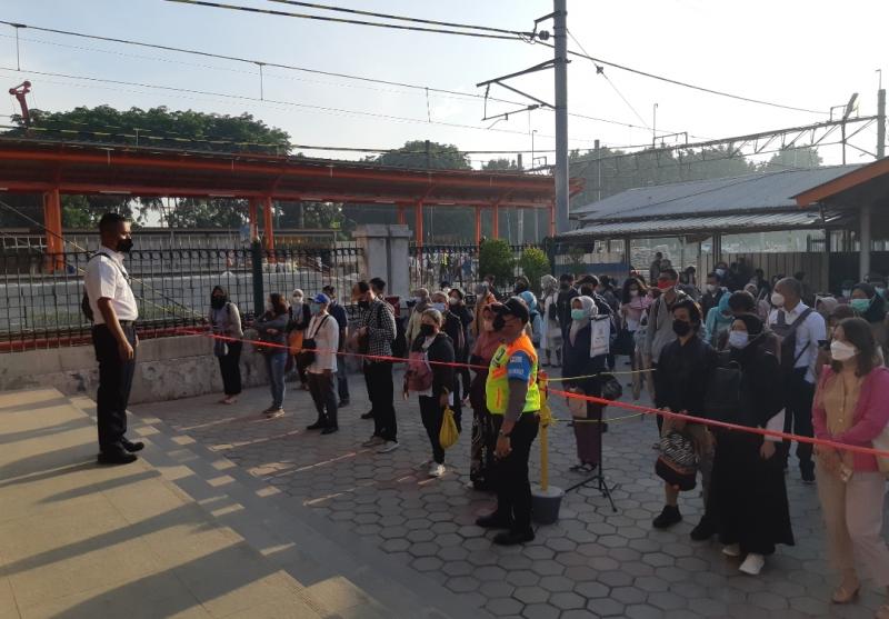 Antrean penumpang KRL di Stasiun Bekasi, Senin (3/1/2021).