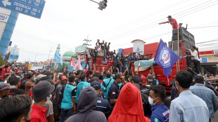 Aksi ratusan sopir yang memblokade Pelabuhan ASDP Ketapang Banyuwangi berimbas pada proses bongkar muat kapal. Foto: istimewa.