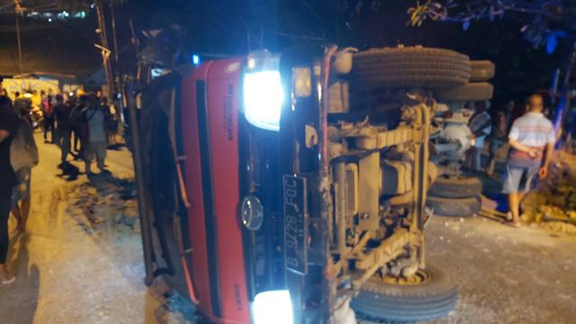 Kecelakaan maut truk pasir terguling dan menimpa pemotor di Bogor.