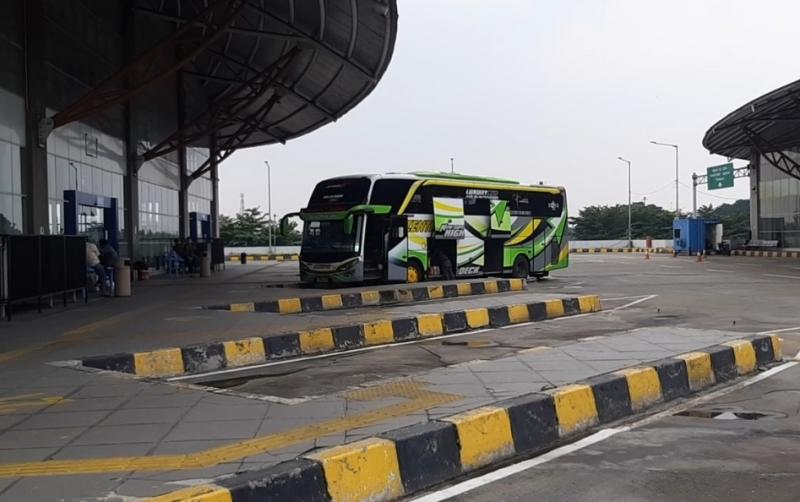 Sebuah bus di jalur keberangkatan penumpang bus Terminal Pulo Gebang, Jakarta Timur, Rabu (5/1/2021).