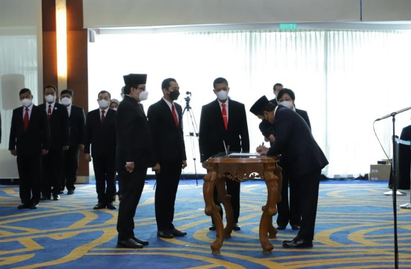 Menteri Kelautan dan Perikanan Sakti Wahyu Trenggono melantik sembilan pejabat baru lingkup Kementerian Kelautan dan Perikanan di Ballroom Gedung Mina Bahari III, Jakarta Pusat, Rabu (5/1/2022). 