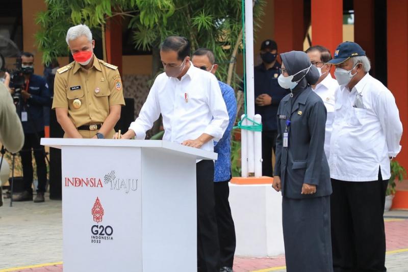 Presiden Joko Widodo menandatangani prasarti didampingi Gubernur Jateng Ganjar Pranowo dan Menteri PUPR Basuki. (Ist.)