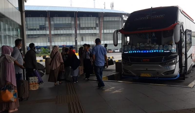 Sejumlah penumpang akan menaiki bus AKAP di jalur keberangkatan Terminal Pulo Gebang, Jakarta, Rabu (5/1/2021).