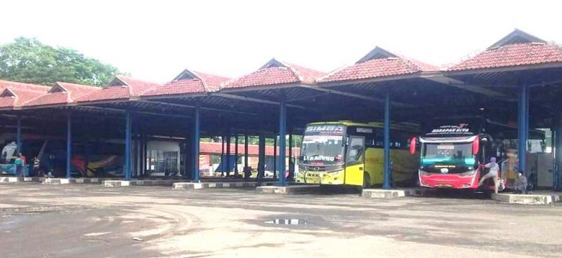Tampilan Terminal Harjamukti Kota Cirebon ini sebentar lagi hanya tinggal kenangan. Sebab saat ini terminal itu sedang dilakukan revitalisasi. Jika rampung tampilannya bakal  lebih modern dan nyaman. (Taryani) 