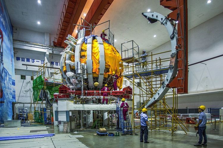 Foto dokumen yang diabadikan pada 19 Juli ini memperlihatkan para staf Southwestern Institute of Physics di China National Nuclear Corporation (CNNC) sedang bekerja di lokasi instalasi HL-2M Tokamak, matahari buatan generasi baru milik China, di Chengdu, Provinsi Sichuan, China. HL-2M Tokamak mulai dioperasikan pada Jumat (4/12/2020) dan berhasil melakukan pelepasan plasma pertamanya, menurut CNNC. Foto: kompas.com.