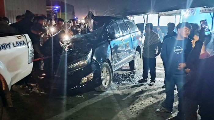 Minibus yang dikemudikan Kepada Desa  tampak ringsek setelah bertabrakan dengan bus. (Foto:detik.com)