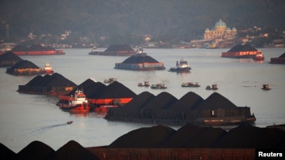 Sejumlah tongkang batu bara terlihat sedang mengantre di sepanjang Sungai Mahakam di Samarinda, Kalimantan Timur, 31 Agustus 2019. (Foto: REUTERS/Willy Kurniawan)