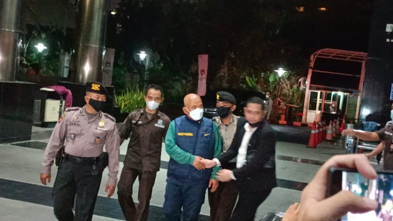  Wali Kota Bekasi, Rahmat Effendi (RE) alias Pepen tiba di Gedung Komisi Pemberantasan Korupsi (KPK), Rabu malam (5/1/2022).