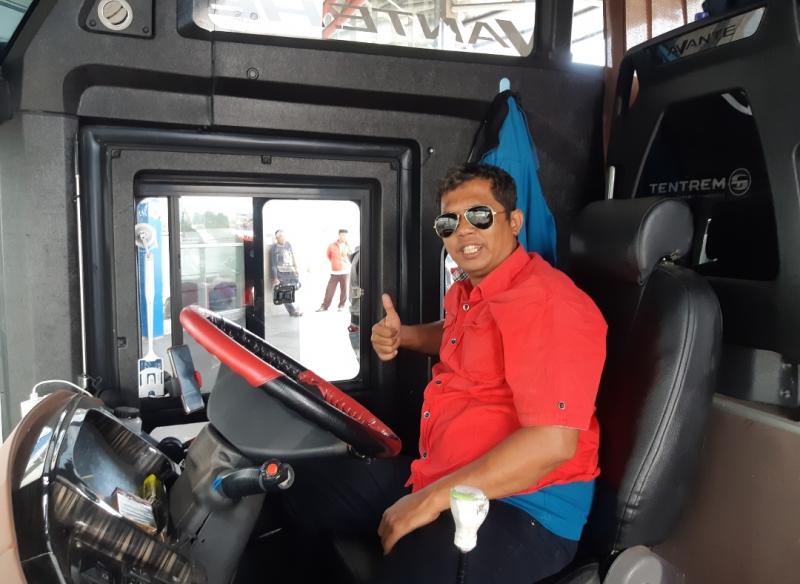 Catur (45 tahun) di balik kemudi bus Tjipto GM, selalu sempatkan video call orang tua sebelum dan sesudah beraktivitas membawa bus. 