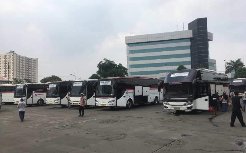 Bus Primajasa di pool Cililitan, Jakarta Timur, Kamis (6/1/2022). Foto: BeritaTrans.com.