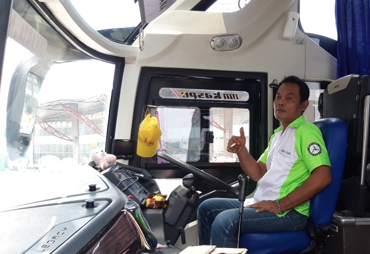 Pengemudi bus Almuna Trans tujuan Jakarta-Madura bersiap akan diberangkatkan dari Terminal Pulo Gebang, Jakarta Timur.