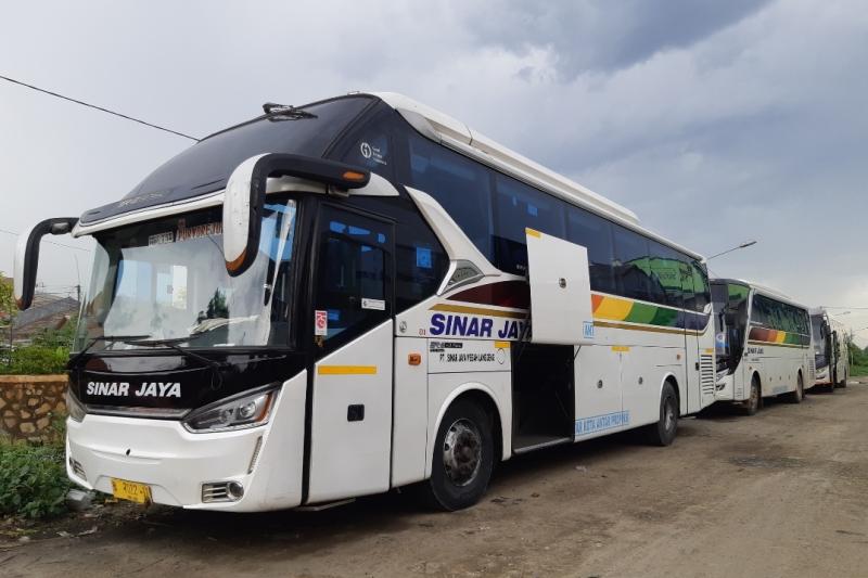 Sejumlah bus tengah dipersiapkan berangkat dari Taman Harapan Baru (THB) Kota Bekasi, Jumat (7/1/2021). Bus sedang menanti penumpang ke tujuannya yang akan berangkat menuju sejumlah kota di Jawa Tengah.