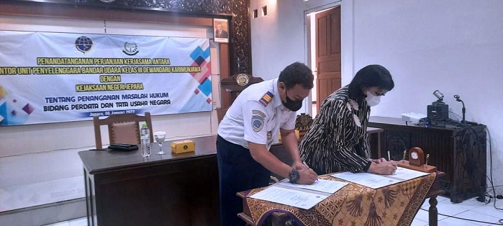 Kepala Kantor Unit Penyelenggara Bandar Udara (UPBU) Kelas III Dewandaru,  Ariadi Widiawan menandatangani  pendampingan hukum dengan Kepala Kejaksaan Negeri Jepara, Kamis (6/1/2022). (Ist.)