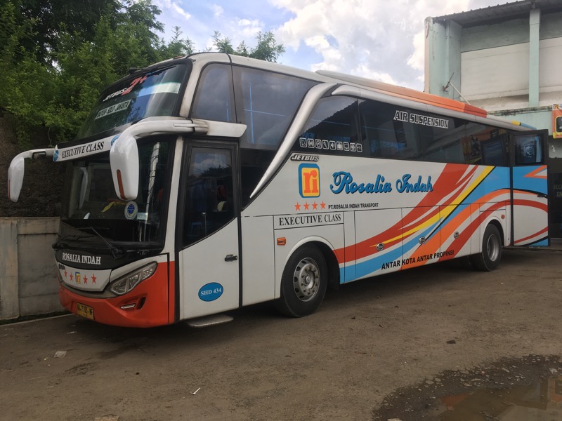 Bus Rosalia Indah di pool Pondok Ungu, Bekasi Barat, Jumat (7/1/2022). Foto: BeritaTrans.com.