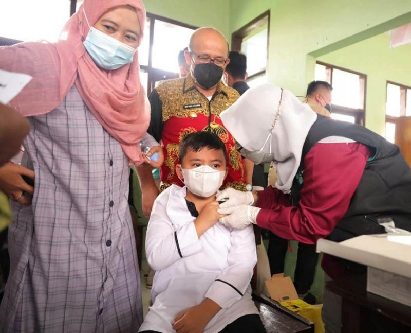 Seorang anak usia 6-11 tahun menjalani vaksinasi di Kabupaten Kuningan. (Ist.)