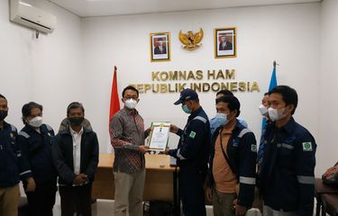 Sejumlah eks anggota Badan Pengkajian dan Penerapan Teknologi (BPPT) mendatangi kantor Komnas HAM di Jakarta, Rabu (5/1/2021), mengadukan nasib mereka. Mereka yang tergabung dalam Paguyuban Pegawai Pemerintah Non-PNS (PPNPN) BPPT itu telah bekerja lebih dari 5 tahun, sebelum kehilangan pekerjaan imbas peleburan BPPT ke Badan Riset dan Inovasi Nasional (BRIN).(KOMPAS.com / VITORIO MANTALEAN)