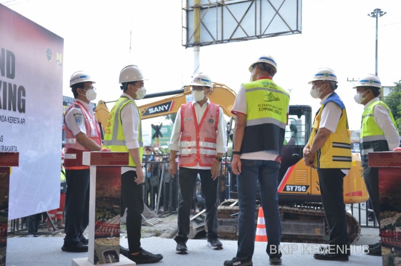 Memhub di proyek Pembangunan Rel layang terpanjang di Indonesia