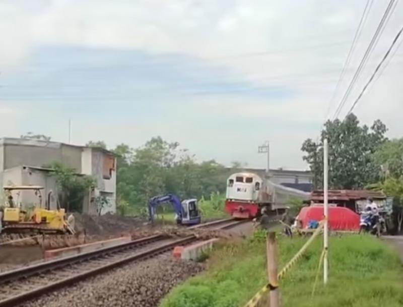 Viral video puluhan ekor bebek ludes saat menyeberangi rel kereta. (Foto: Instagram/@video_medsos).