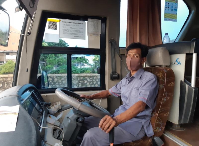 Rohmadi pengemudi bus Sinar Jaya tengah bersiap memberangkatkan penumpang dari agen resmi THB, Bekasi ke arah Wonosobo.